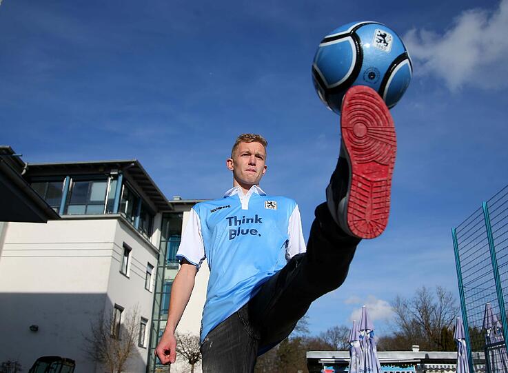 Hier wird Jannik Bandowski am Trainingsgelände des TSV 1860 vorgestellt.