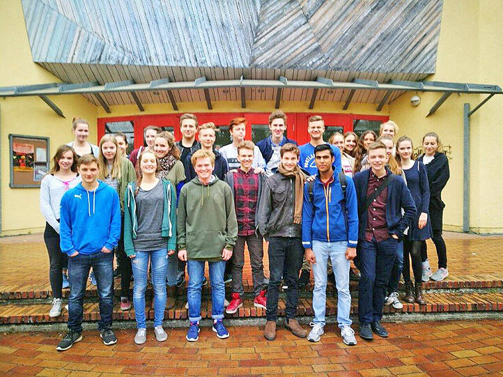 Hamza (2.v.r., vorne) mit seinen Schulkameraden.