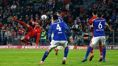 Artistisch und erfolgreich: Leon Goretzka trifft gegen Ex-Klub Schalke per Seitfallzieher, dann jubelt er vor der Gästekurve.
