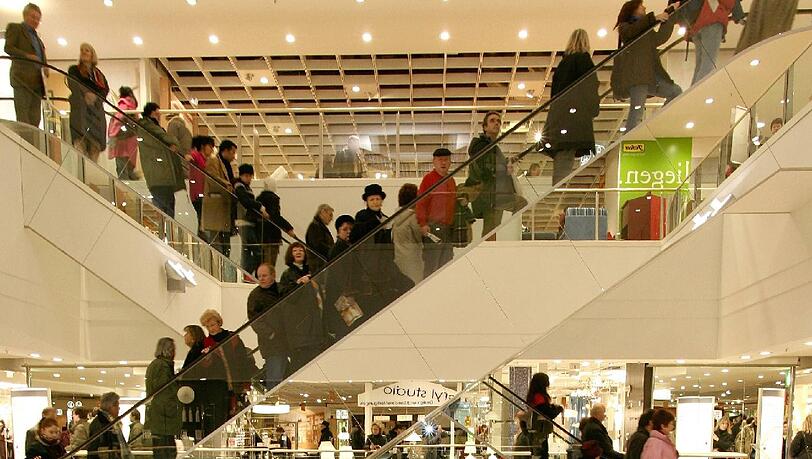 So voll war es nicht immer: Bei der Neu-Eröffnung 2006 ist der Möbelmarkt an der Theresienhöhe gut besucht. So voll war es nicht immer: Bei der Neu-Eröffnung 2006 ist der Möbelmarkt an der Theresienhöhe gut besucht.