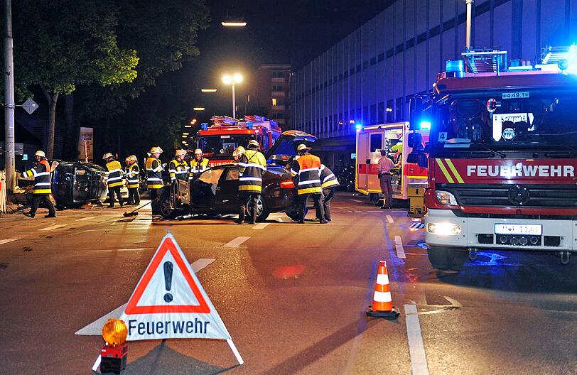 Unfall auf der Elisabethstraße: Ein Audi A5 ist in einen Opel Corsa gerast. Die Bilder vom Unfallort.