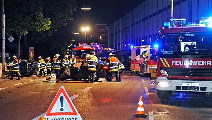 Unfall auf der Elisabethstraße: Ein Audi A5 ist in einen Opel Corsa gerast. Die Bilder vom Unfallort. Unfall auf der Elisabethstraße: Ein Audi A5 ist in einen Opel Corsa gerast. Die Bilder vom Unfallort.