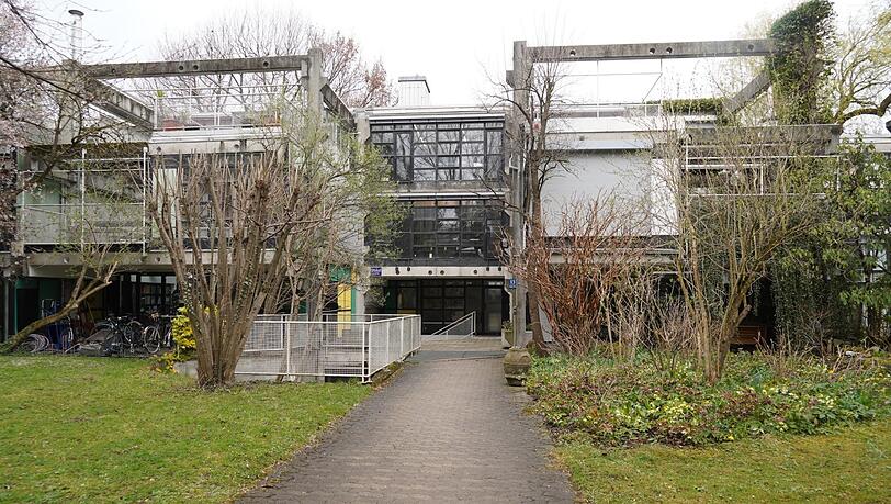 Von außen sieht das Otto-Steidle-Haus in der Genter Straße aus, als ob es gut in Schuss wäre. Doch das hohe Grundwasser weicht so langsam das Gemäuer auf. Von außen sieht das Otto-Steidle-Haus in der Genter Straße aus, als ob es gut in Schuss wäre. Doch das hohe Grundwasser weicht so langsam das Gemäuer auf.
