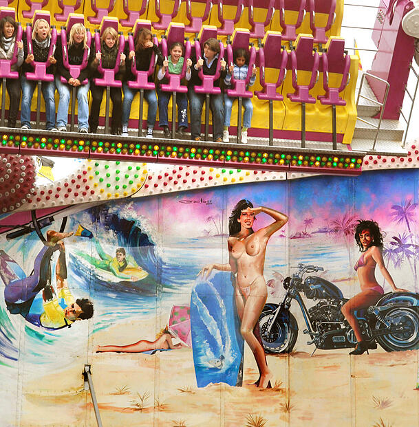 Da ist die halbnackte Surferin am Strand, die dieses Fahrgeschäft ziert, vergleichsweise harmlos. Da ist die halbnackte Surferin am Strand, die dieses Fahrgeschäft ziert, vergleichsweise harmlos.