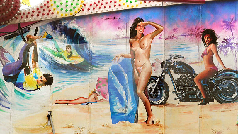 Da ist die halbnackte Surferin am Strand, die dieses Fahrgeschäft ziert, vergleichsweise harmlos. Da ist die halbnackte Surferin am Strand, die dieses Fahrgeschäft ziert, vergleichsweise harmlos.