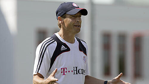 Wer auf dem Rasen das Sagen hat, ist klar: Jürgen Klinsmann, Chefcoach an der Säbener Straße. Hier wird scheinbar nur noch gemacht, was sich der neue Trainer – und niemand sonst – überlegt hat. Doch ist das wirklich so? Wer auf dem Rasen das Sagen hat, ist klar: Jürgen Klinsmann, Chefcoach an der Säbener Straße. Hier wird scheinbar nur noch gemacht, was sich der neue Trainer – und niemand sonst – überlegt hat. Doch ist das wirklich so?