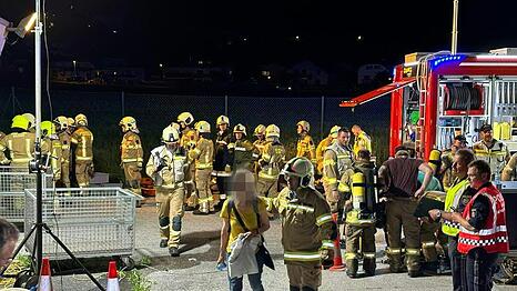 Rettungskräfte sind nach dem Brand im Einsatz.  151 Passagiere wurden aus dem Tunnel evakuiert.