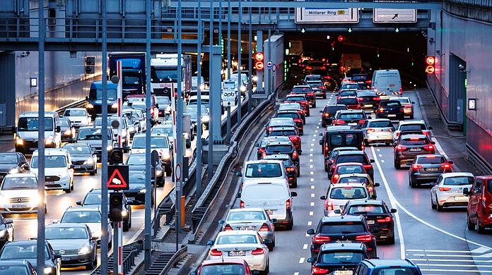 Am Mittleren Ring sorgen Bauarbeiten ab dem 13. Juni für zähen Verkehr. (Archivbild)