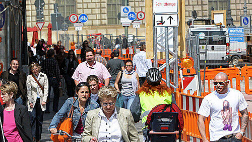 In der Münchner Residenzstraße liefern sich Radler und Fußgänger einen Nahkampf. In der Münchner Residenzstraße liefern sich Radler und Fußgänger einen Nahkampf.