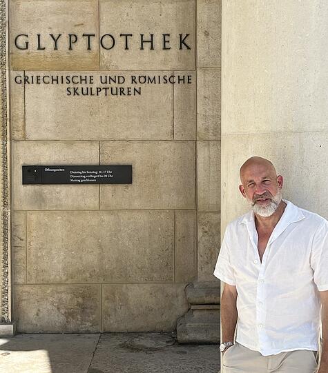 Theaterleiter Sven Schöcker vor der Glyptothek. Theaterleiter Sven Schöcker vor der Glyptothek.