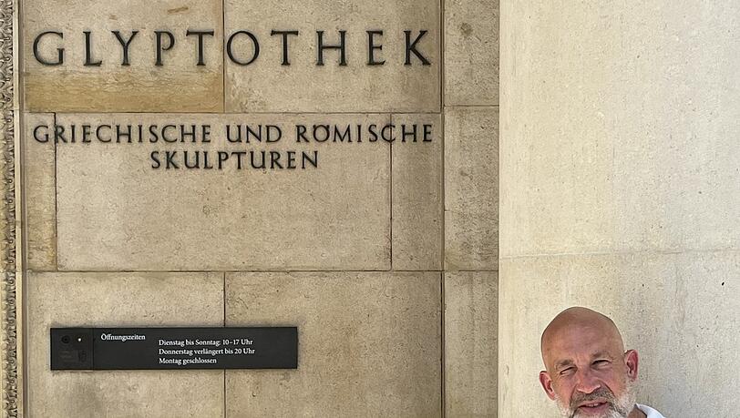 Theaterleiter Sven Schöcker vor der Glyptothek. Theaterleiter Sven Schöcker vor der Glyptothek.