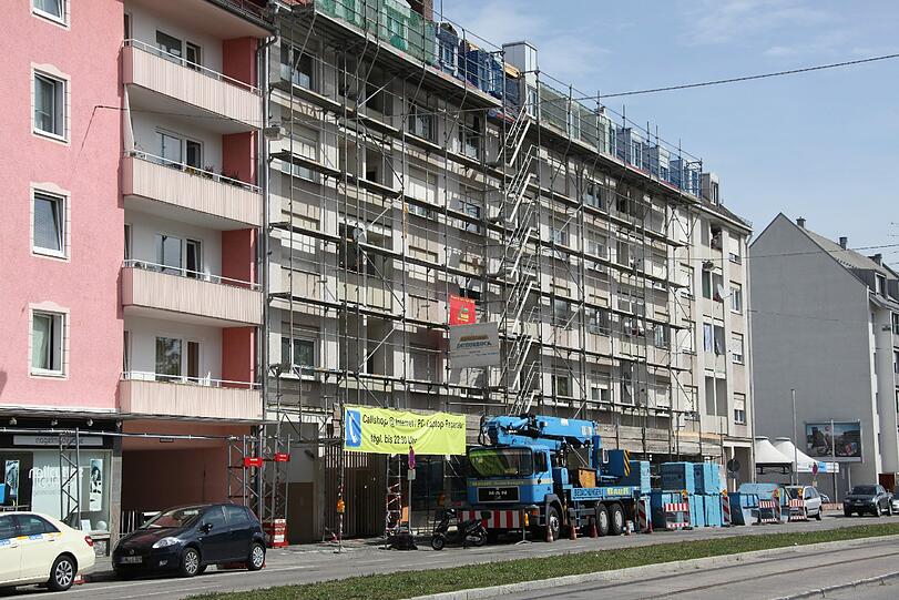 Die Albert-Roßhaupter-Straße in Sendling. An dem Haus, in dem der getötete Rentner wohnte, wird derzeit gebaut.