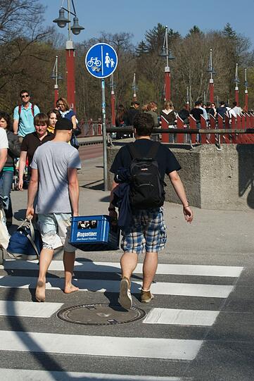 BIERKASTEN IN DER STADT: Auch ein Klassiker: Sich mit Freunden einen Bierkasten besorgen (am besten vorgekühlt) und sich ein schönes sonniges Plätzchen suchen. Zugegeben eher etwas Neu-Münchner... Nette Orte zum abchillen sind zum Beispiel die Treppen das Gärtnerplatztheaters, oder der Friedensengel mit super Blick auf die Prinzregentenstraße.
