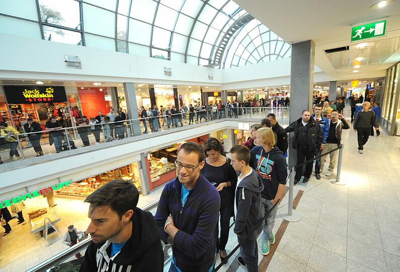 PLATZ 5: MOOSACH Die Neueröffnung des Apple-Stores sorgte neulich für Furore (AZ berichtete) - das wird das OEZ als "umsatzstärkstes Stadtteilzentrum Münchens" weiter pushen.
MAGNETEN: OEZ, Karstadt, Kaufhof, OBI, Wöhrl, C&A, Saturn.
FAZIT: "Moosach wird stark vom OEZ geprägt" - doch auch am Moosacher Bahnhof ist etwas im Entstehen.