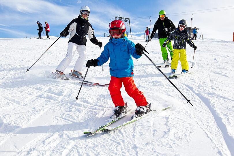 Kinder beim Skifahren