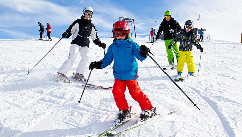 Kinder beim Skifahren Kinder beim Skifahren