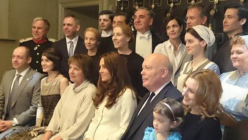 Im Kreise der "Downton Abbey"-Crew: Herzogin Kate (1. Reihe, Mitte) sitzt beim Gruppenbild zum Abschluss ihrer Studio-Tour neben Julian Fellowes, dem Erfinder der Erfolgsserie