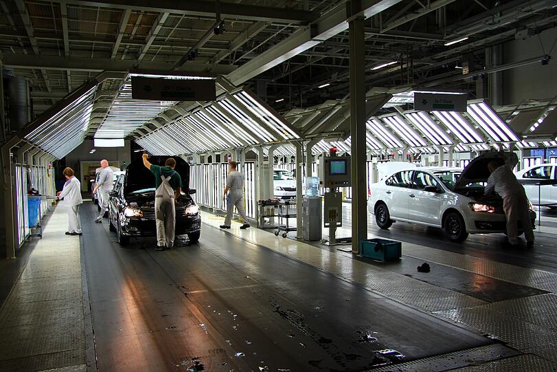 Arbeiter stehen bei der Qualitätskontrolle fertiger Fahrzeuge im VW-Werk in Kaluga, rund 170 Kilometer südlich von Moskau.