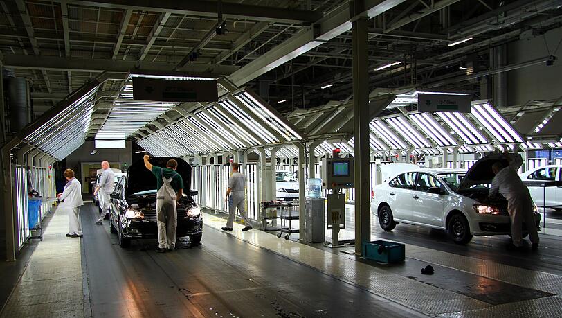 Arbeiter stehen bei der Qualitätskontrolle fertiger Fahrzeuge im VW-Werk in Kaluga, rund 170 Kilometer südlich von Moskau. Arbeiter stehen bei der Qualitätskontrolle fertiger Fahrzeuge im VW-Werk in Kaluga, rund 170 Kilometer südlich von Moskau.