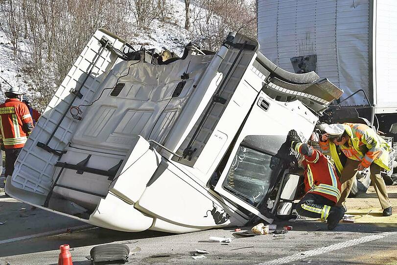 Wie durch ein Wunder konnte der Lkw-Fahrer mit nur mittelschweren Verletzungen aus dem Warck geborgen werden.