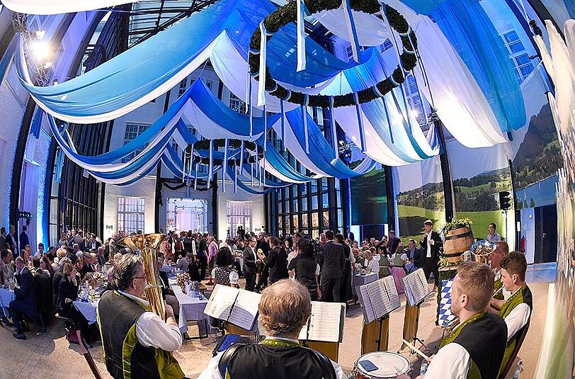 In der Bayrischen Landesvertretung in Berlin fand am Mittwoch der traditionelle Berliner Auftakt zum Münchner Oktoberfest statt. Vor Ort waren unter anderem Volker Kauder, Ilse Aigner und Alexander Dobrindt. Die Bilder.