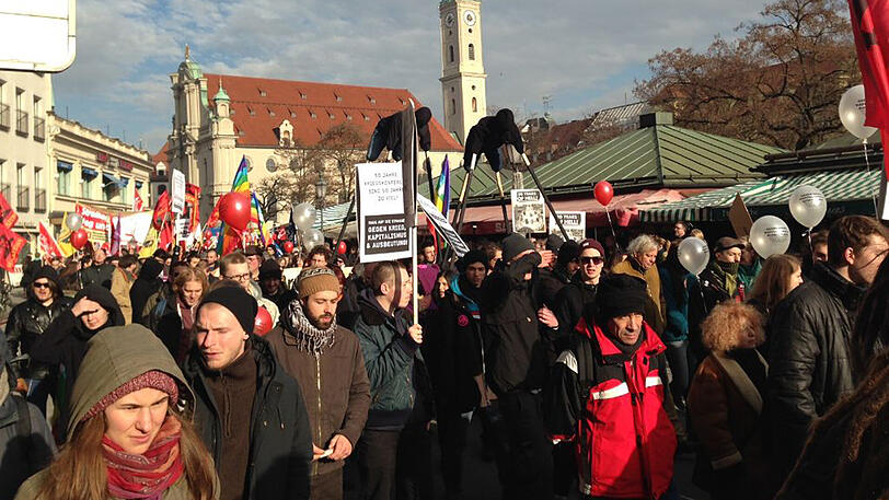 Mitten durch die Stadt: Zuletzt zog die Demo auch am Viktualienmarkt entlang.