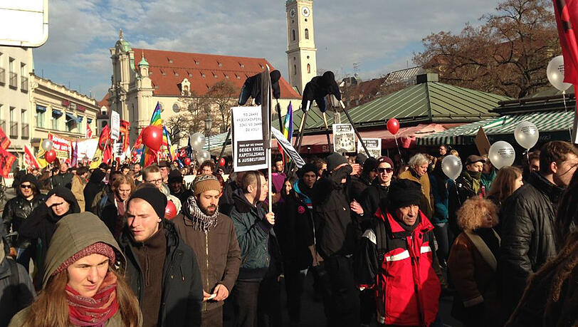 Mitten durch die Stadt: Zuletzt zog die Demo auch am Viktualienmarkt entlang.