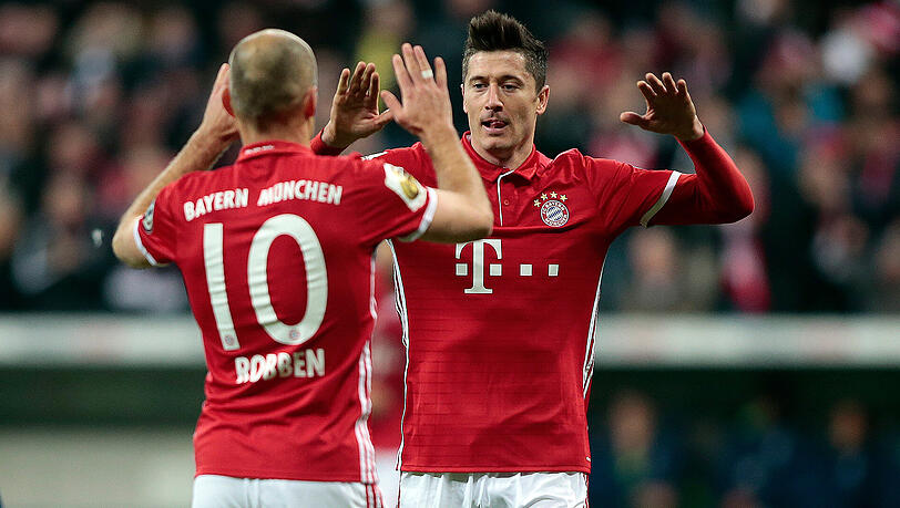 Abklatschen für Fortgeschrittene: Arjen Robben und Robert Lewandowski (rechts). Abklatschen für Fortgeschrittene: Arjen Robben und Robert Lewandowski (rechts).