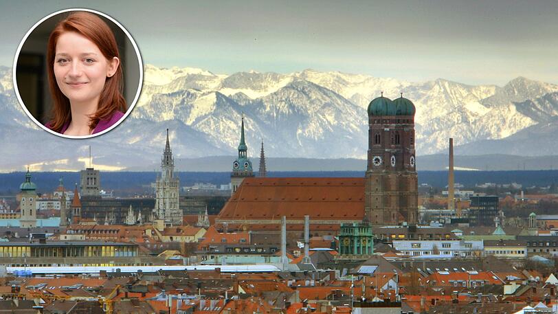 München: Die Frauenkirche steht vor den schneebedeckten Alpen.