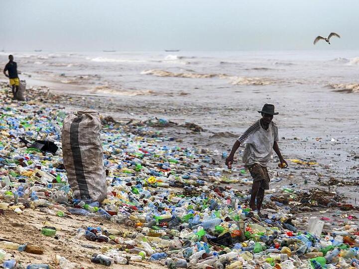 An immer mehr Orten in der Welt wird Plastikmüll illegal entsorgt.