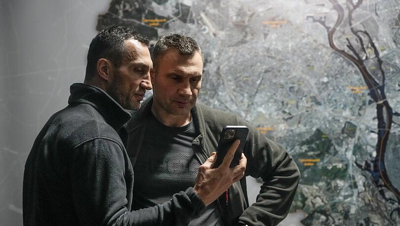 "Beide haben Überzeugungen, zu denen sie stehen. Das sind nicht nur Worte, die sie von sich geben", sagt Regina Halmich über Wladimir (l.) und Vitali Klitschko, die Kiew in Putins Krieg verteidigen.