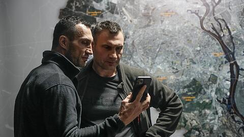 "Beide haben Überzeugungen, zu denen sie stehen. Das sind nicht nur Worte, die sie von sich geben", sagt Regina Halmich über Wladimir (l.) und Vitali Klitschko, die Kiew in Putins Krieg verteidigen.