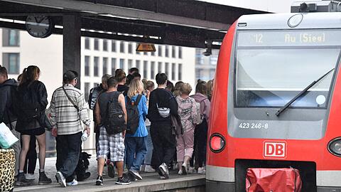 Bahnfahrer drängen sich am Deutzer Bahnhof in Köln in einen Regionalzug.
