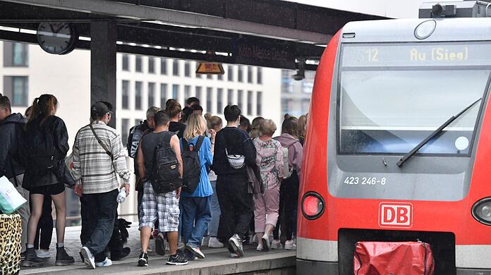 Bahnfahrer drängen sich am Deutzer Bahnhof in Köln in einen Regionalzug.