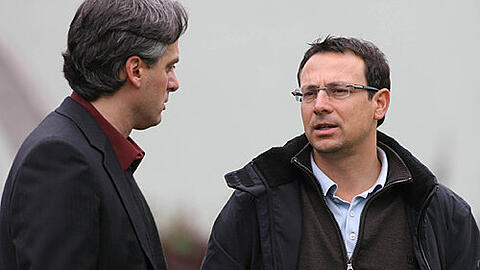 Es geht um Millionen: Paul Koutsoliakos (l.), der Berater von Angelos Charisteas im Gespräch mit Club-Manager Martin Bader.
