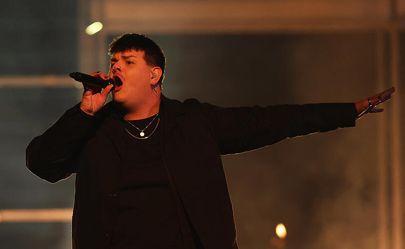 Isaak aus Deutschland tritt mit dem Titel "Always On The Run" auf der Bühne beim Finale des Eurovision Song Contest (ESC) 2024 in der Malmö Arena auf. Der größte Gesangswettbewerb der Welt steht unter dem Motto "United By Music". +++ dpa-Bildfunk +++