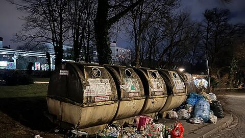 Vermüllte Wertstoffinsel am Harras: So sieht es derzeit an vielen Wertstoffinseln im Stadtgebiet aus.