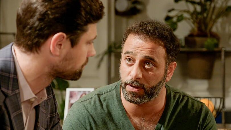 "Rote Rosen": Mo (r.) stellt Julius sein Konzept vor, doch der reagiert einsilbig.