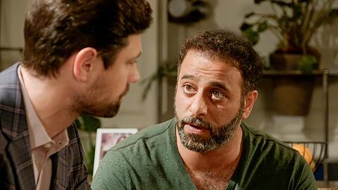 "Rote Rosen": Mo (r.) stellt Julius sein Konzept vor, doch der reagiert einsilbig.