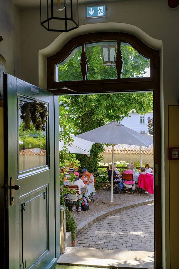Ein Blick in den Biergarten des Gasthauses Zur Linde.