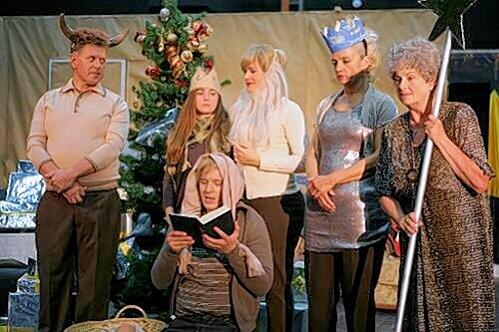 Eine Weihnachtsgeschichte: Im Kusz&rsquo;schem Kunst-Fränkisch kommt es in &bdquo;Lametta&ldquo; zur Freistil-Zimmerschlacht.