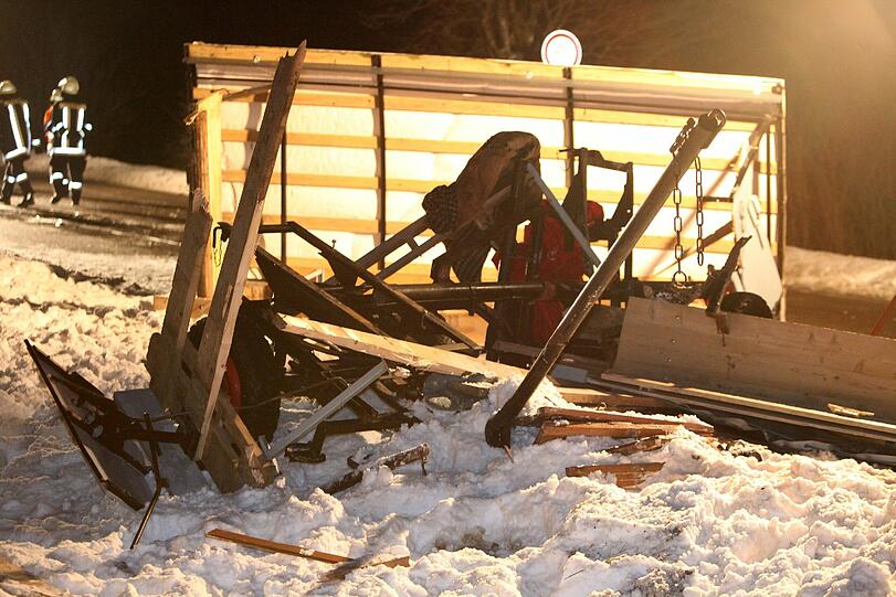 Die Überreste der Pferdekutschen liegen im Schnee. 22 Menschen wurden teils schwer verletzt.
