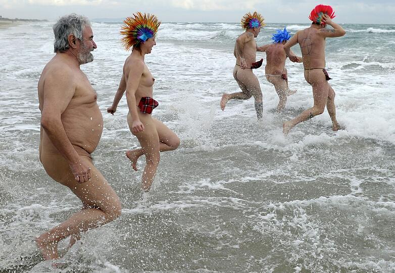 Die Bilder vom Nacktbaden am Silvestertag in Le Cap d'Agde (Südfrankreich).