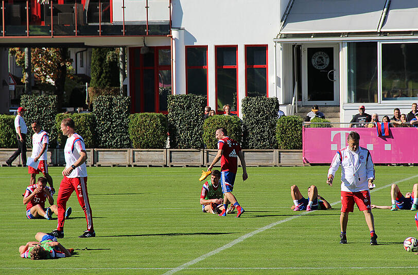 Powern für die nächsten Aufgaben: Pep Guardiola fordert seine Jungs im Training.