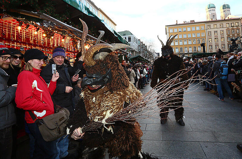 Traditioneller Münchner Krampuslauf durch die Fußgängerzone zum Marienplatz.