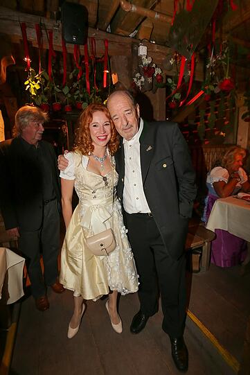 Ralph Siegel (hier mit Freundin Laura Käfer) bekam am letzten Wiesn-Wochenende eine Überraschungsparty im Käfer-Zelt geschenkt.