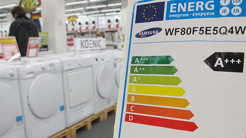 Ein Hinweisschild veranschaulicht die Energieeffizienzklassen. Verbraucher sollen energiesparende Waschmaschinen, Kühlschränke und Fernseher künftig einfacher erkennen können.