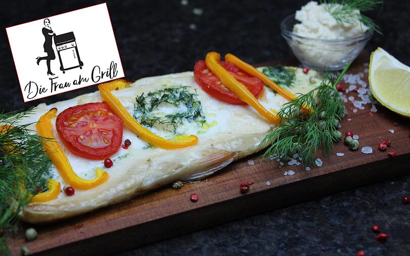 Auf Holzplanke gegrillte Forellen-Filets.