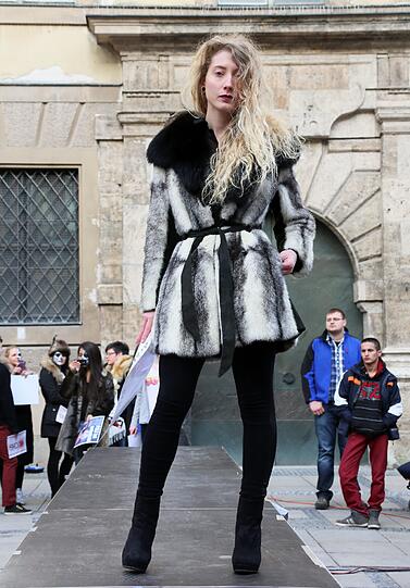 So wie die Mädchen und Frauen sich auf dem Catwalk präsentieren, könnten sie auch Topmodels sein.