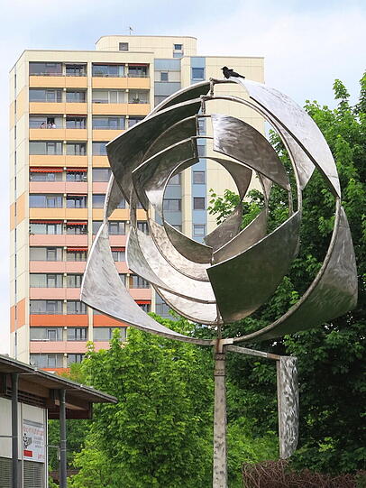 Diese Skulptur ist das Wahrzeichen Neuperlachs, den Krähen gefällt's auch.
